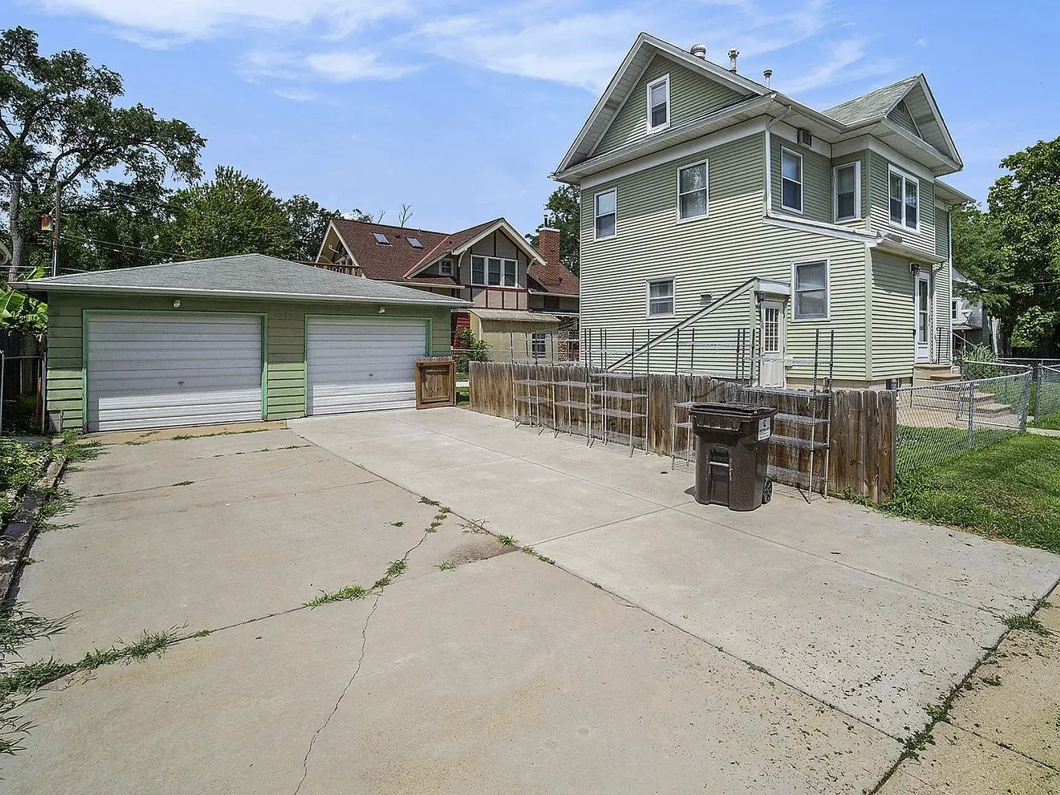 3 bed, 844 sqft, $1,200 — Photo 2