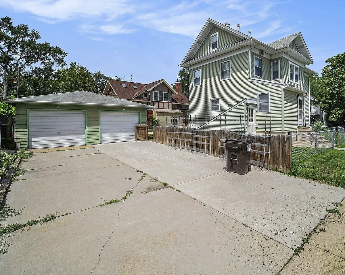 Building Photo - 2945 R St #2