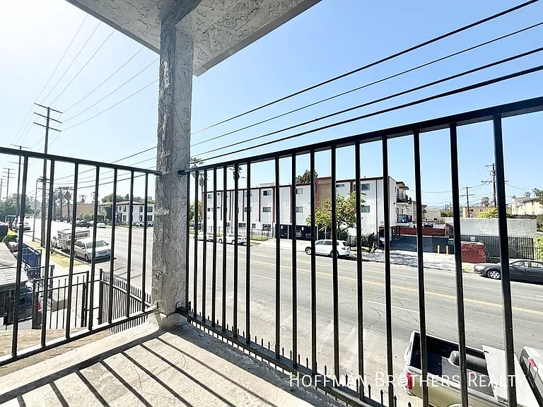2422 Venice Blvd #5 — Photo 12