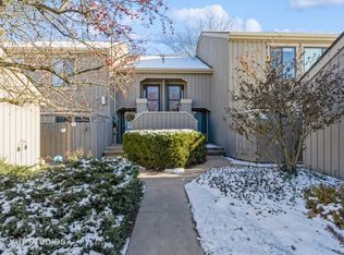 1285 Oak Hill Rd APT B, Lake Barrington, IL 60010