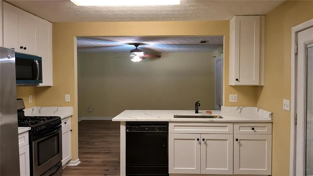 4 bed, 2.5 bath, 1896 sqft, $2,190 — Photo 3