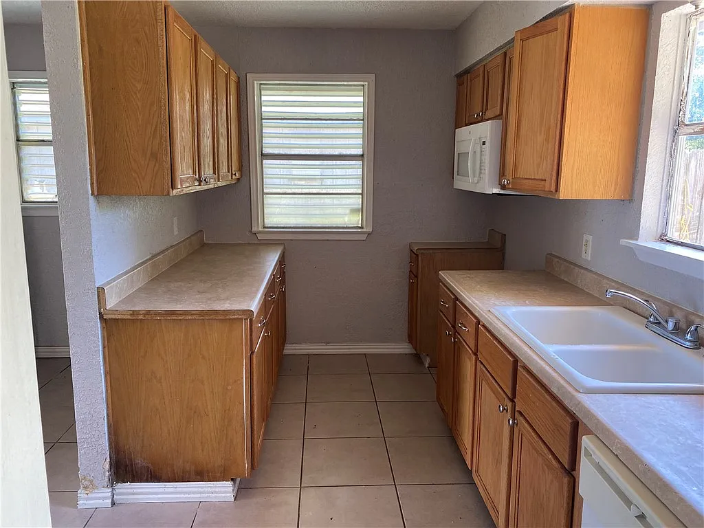 1233 Baywood Lane - 1 — Photo 3