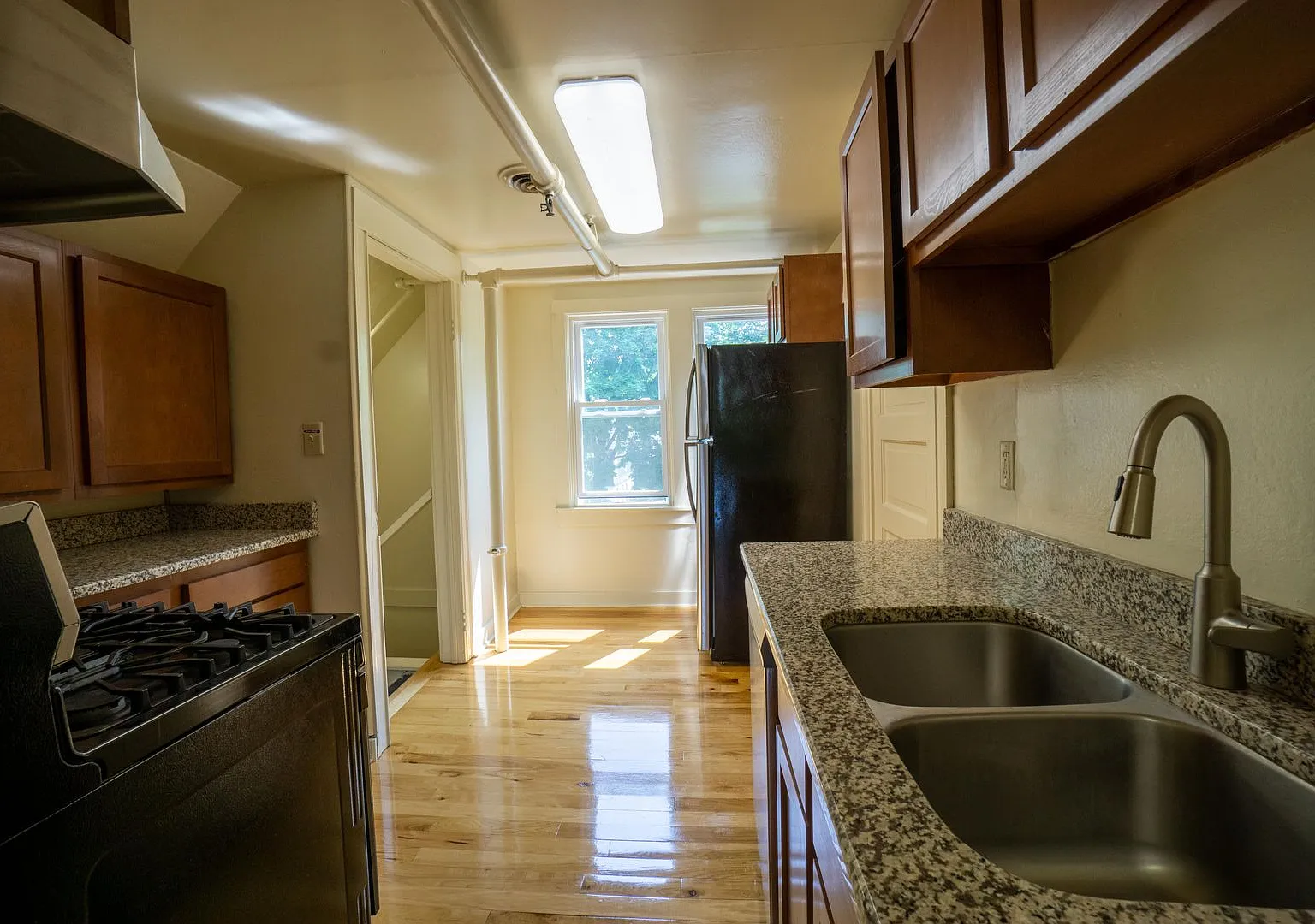 833 Sumner Apt 3 - Available 6/1/2027 - Newly Renovated 3 Blocks From Campus — Photo 1