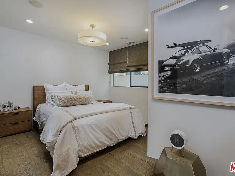 2105 E Balboa Blvd — Photo 41