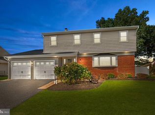 8 Robinhood Dr, Fallsington, PA 19054