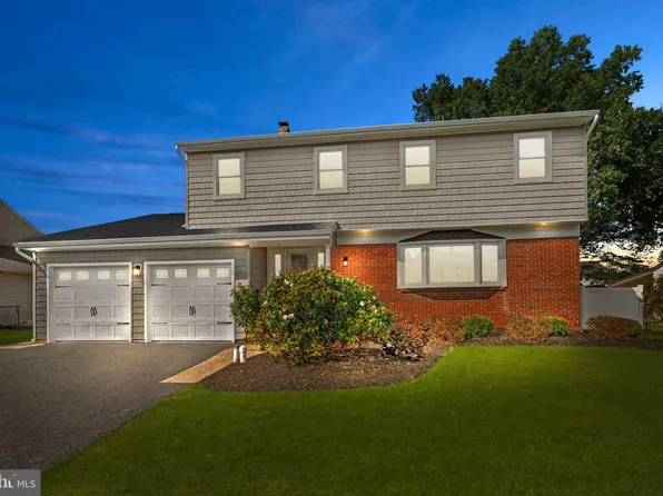 8 Robinhood Dr, Fallsington, PA 19054