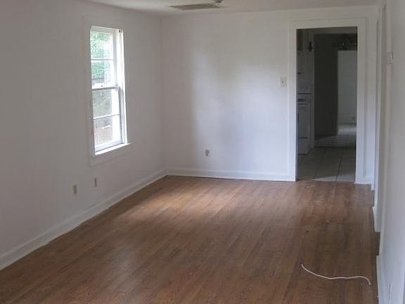 4th image of 2214 Saxon St