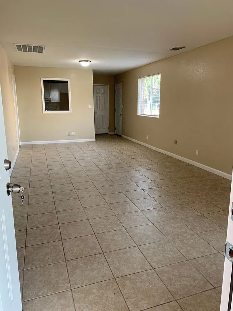 Newly refreshed spacious 2bedrooms,2 baths duplex in Eagle Lake, TX. — Photo 4