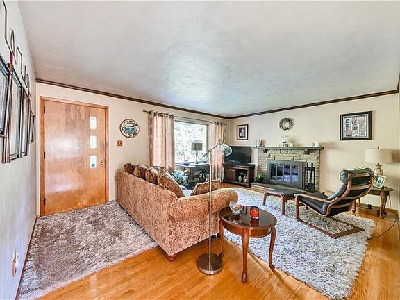 4th image of 21 Ellen Dr