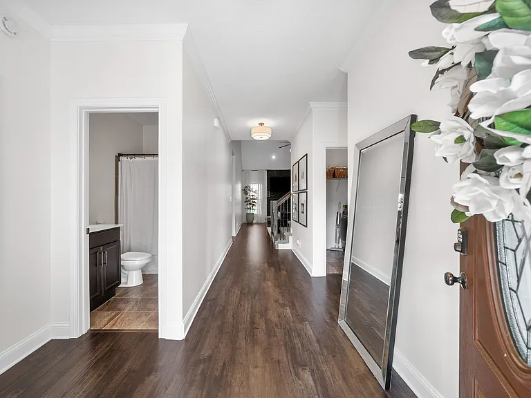 404 Sedgwick Ln — Photo 3