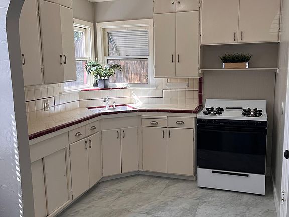 3rd image of 409 Yosemite St