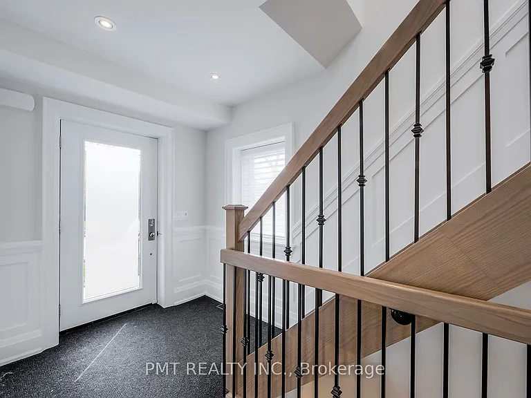 50 Thursfield Cres — Photo 2