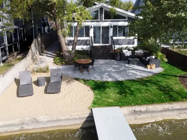 795 Oak Ct, Crystal Lake, IL 60014