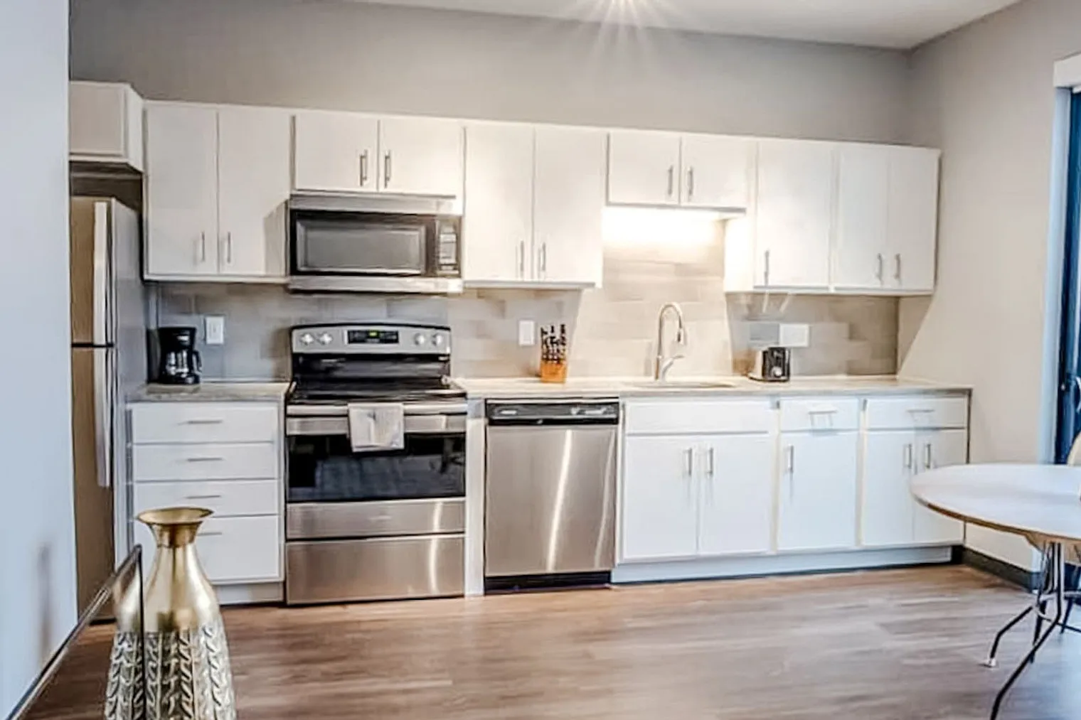 1 bed, 1.0 bath, $2,048 — Photo 4
