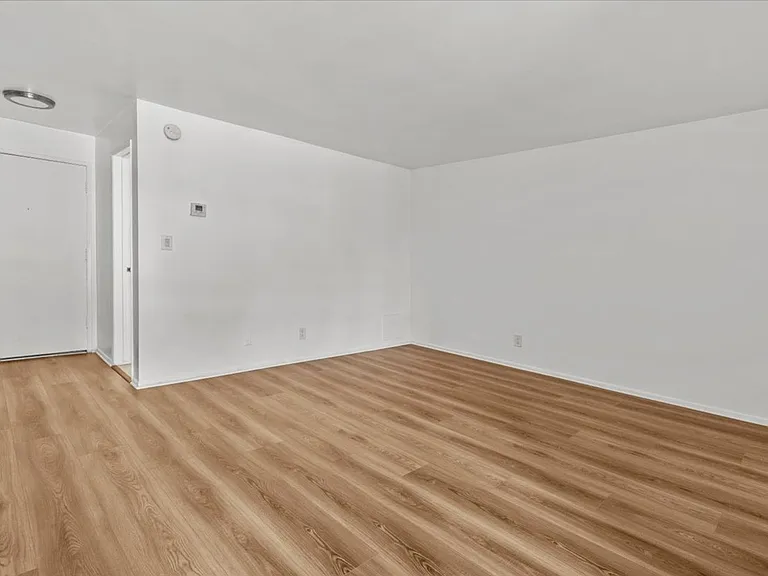 Woodman Apartments — Photo 9