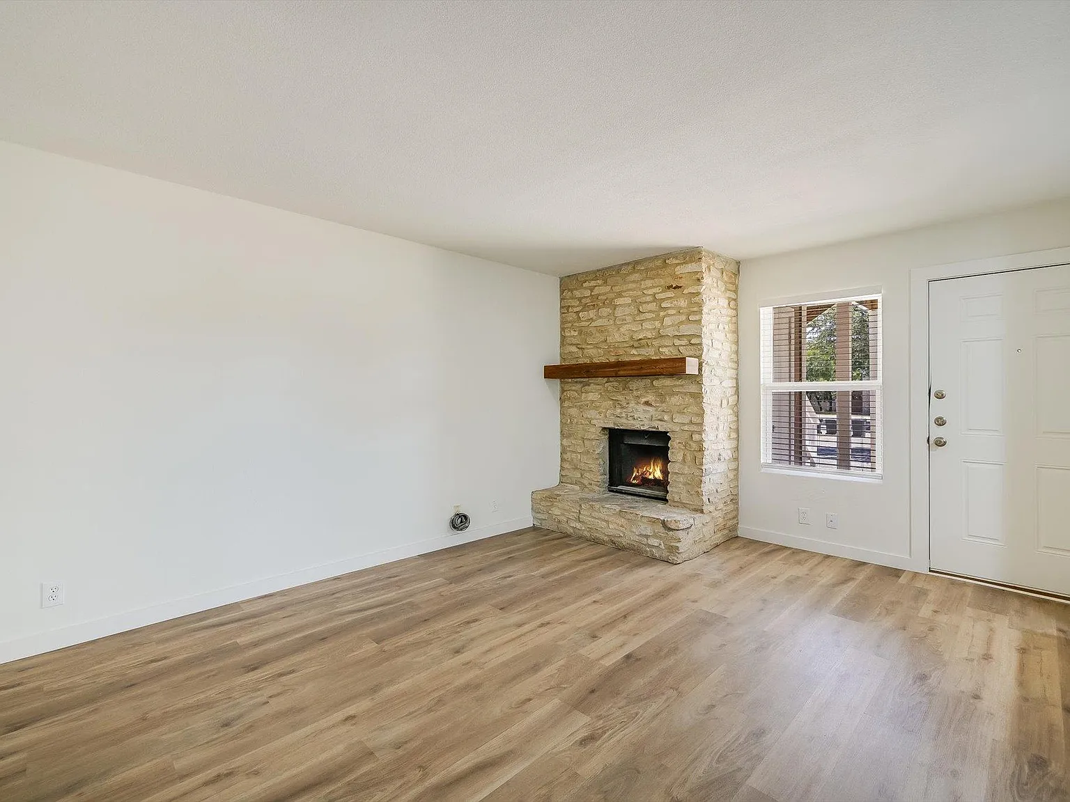 2 bed, 1.0 bath, 768 sqft, $1,250 — Photo 2