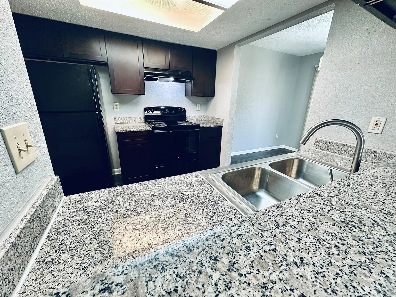 3 bed, 2.5 bath, 1453 sqft, $1,895 — Photo 3