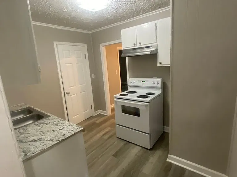 27 Stuart Dr — Photo 8