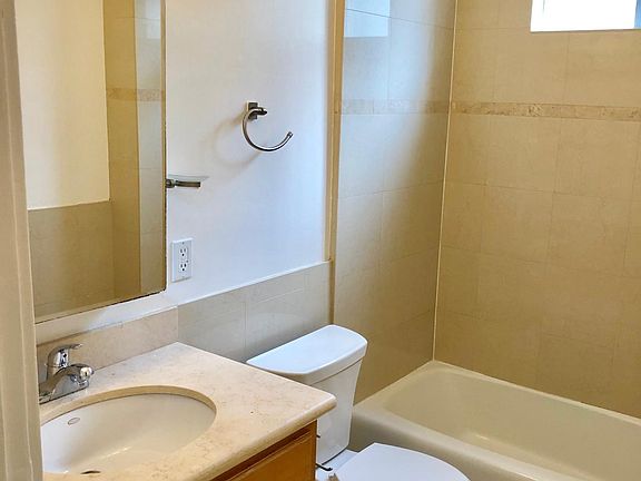 5th image of 615 Cole St APT 15