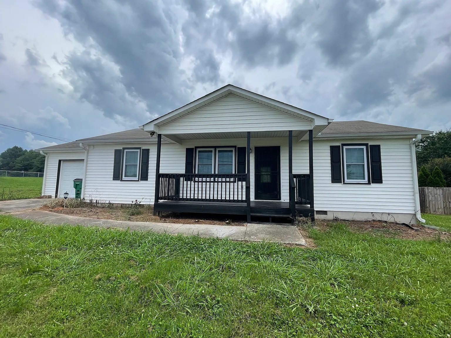 3 bed, 1050 sqft, $1,850 — Photo 1