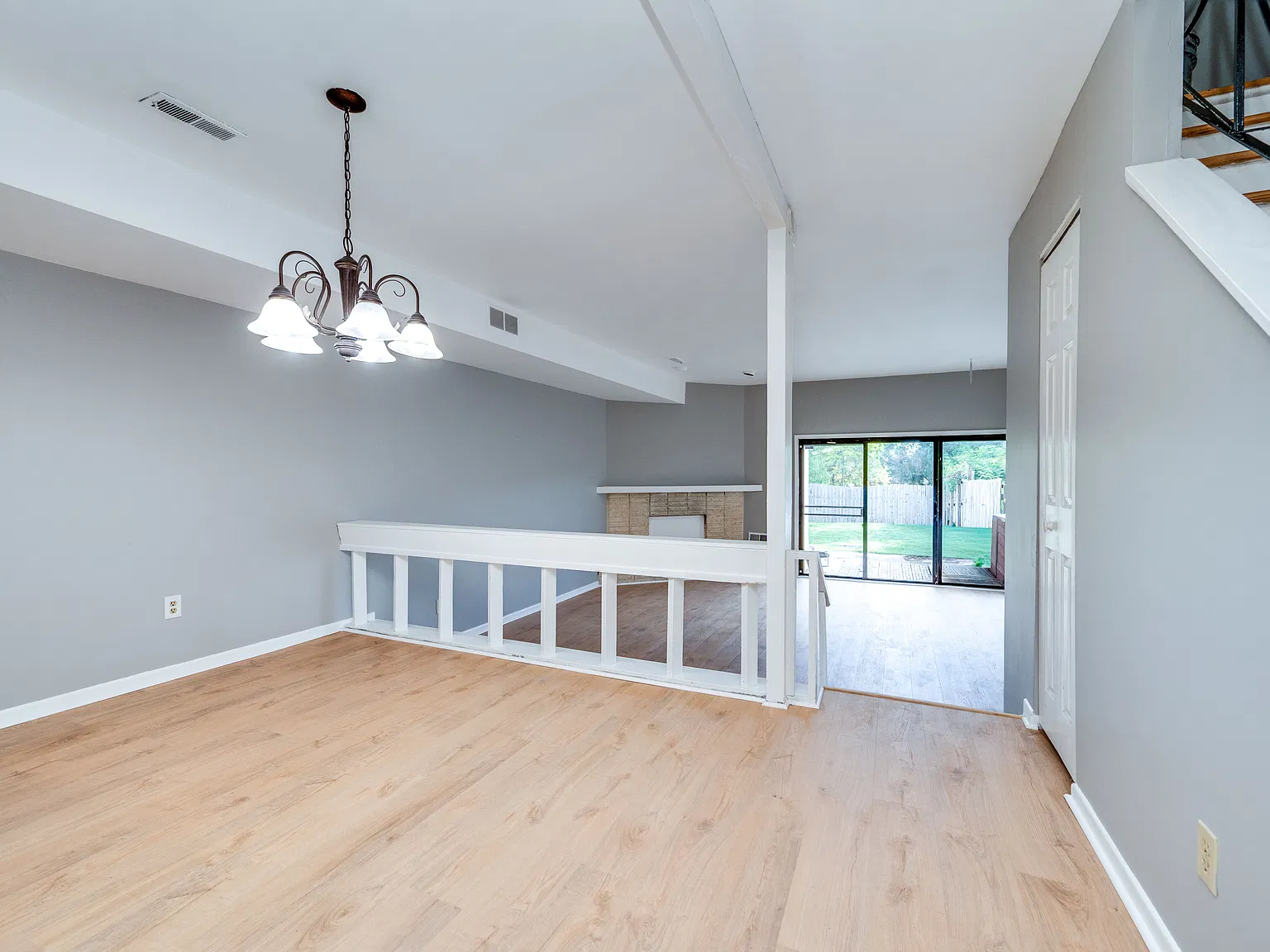 3 bed, 3.5 bath, 2427 sqft, $2,600 — Photo 2