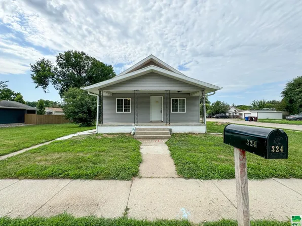 324 W 15th St, South Sioux City, NE 68776