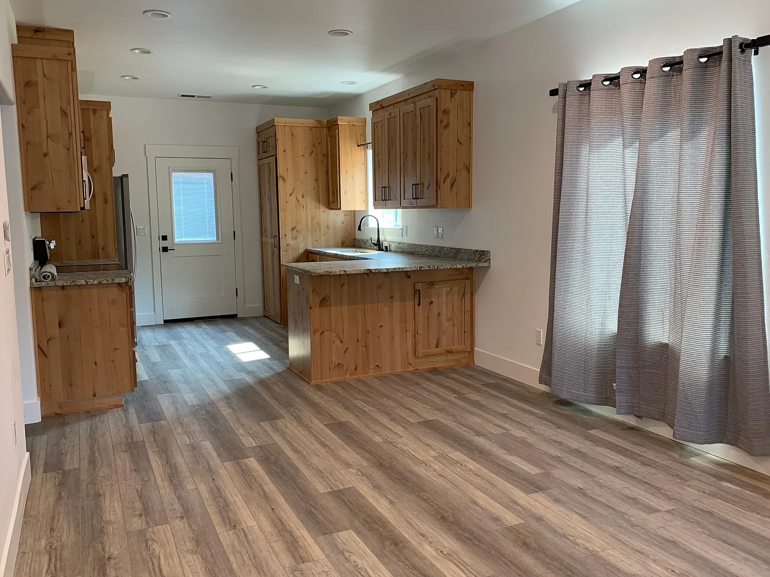 455 E 8th Ave — Photo 3
