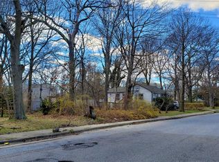 437 S Railroad Ave, Lindenhurst, NY 11757