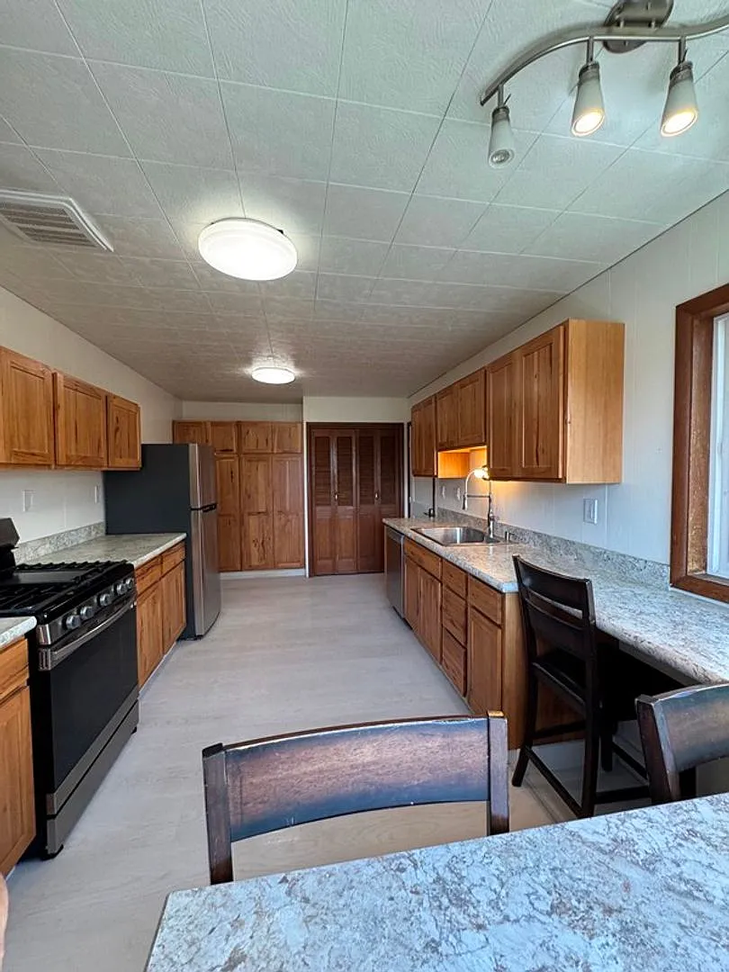 4 Bedroom House in Henley School District — Photo 2