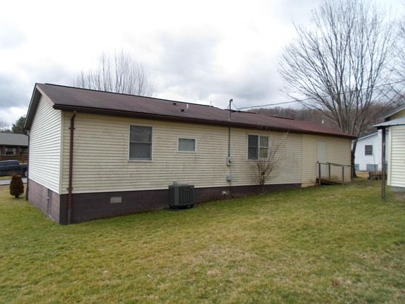 3rd image of 14 Black Oak Dr