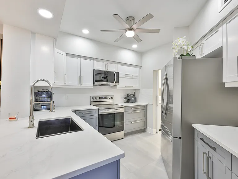 3202 Bay Club Cir #3202 — Photo 8