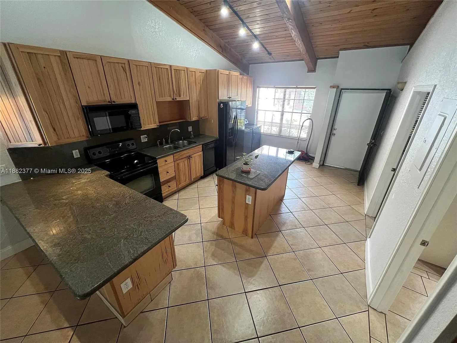 2 bed, 2.5 bath, 1300 sqft, $2,550 — Photo 3