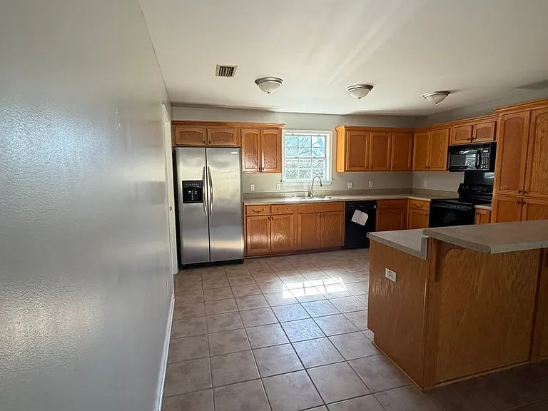 511 W Watts St — Photo 7