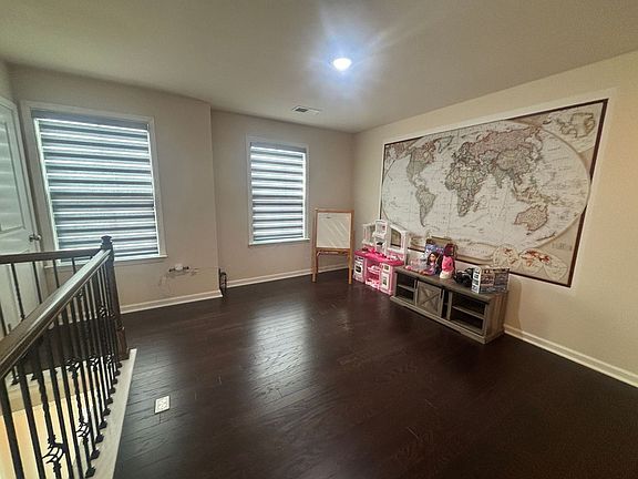 5th image of 317 Aintree Ave