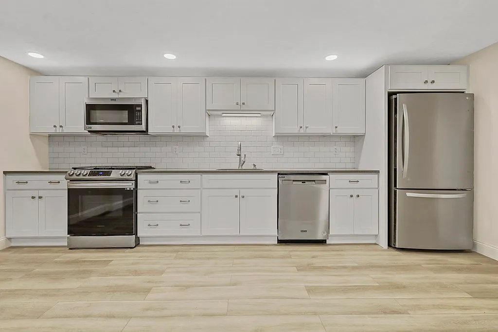 3 bed, 2.5 bath, 2143 sqft, $3,400 — Photo 1
