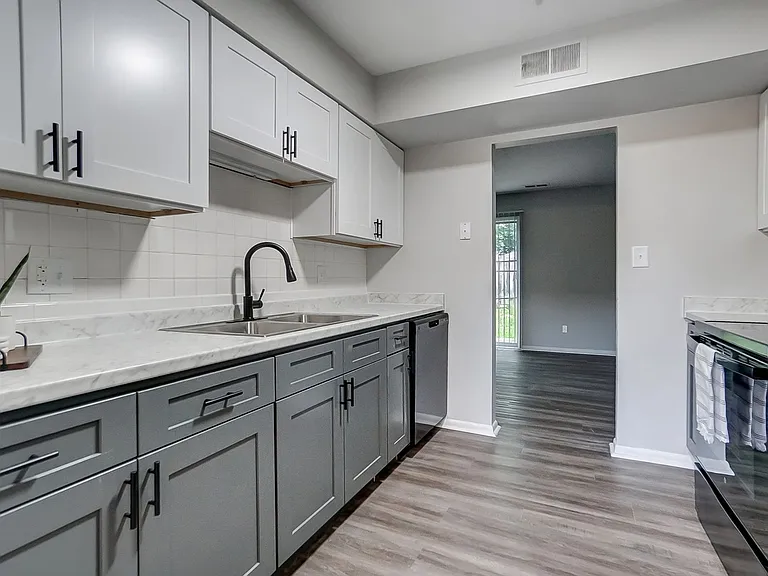Fairview Court Apartments — Photo 3