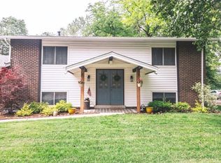 933 Barbara Ann Ln, Ellisville, MO 63021