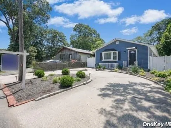 38 Woodmere, Selden, NY 11784