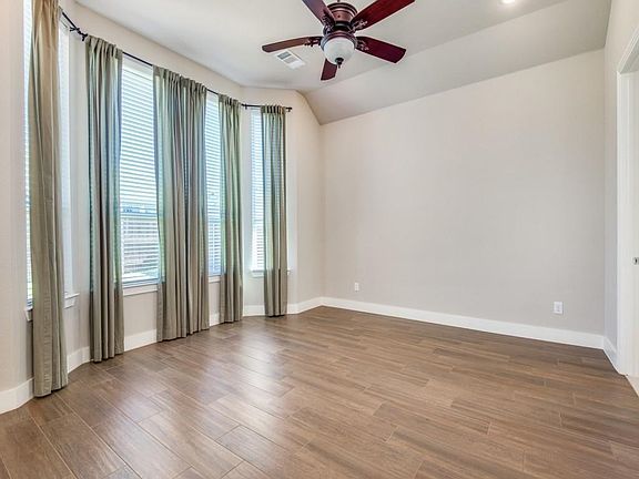 4th image of 3820 Redbud Dr