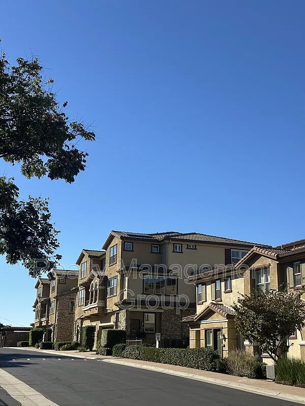 3 bed, 3.5 bath, 1537 sqft, $3,650 — Photo 2