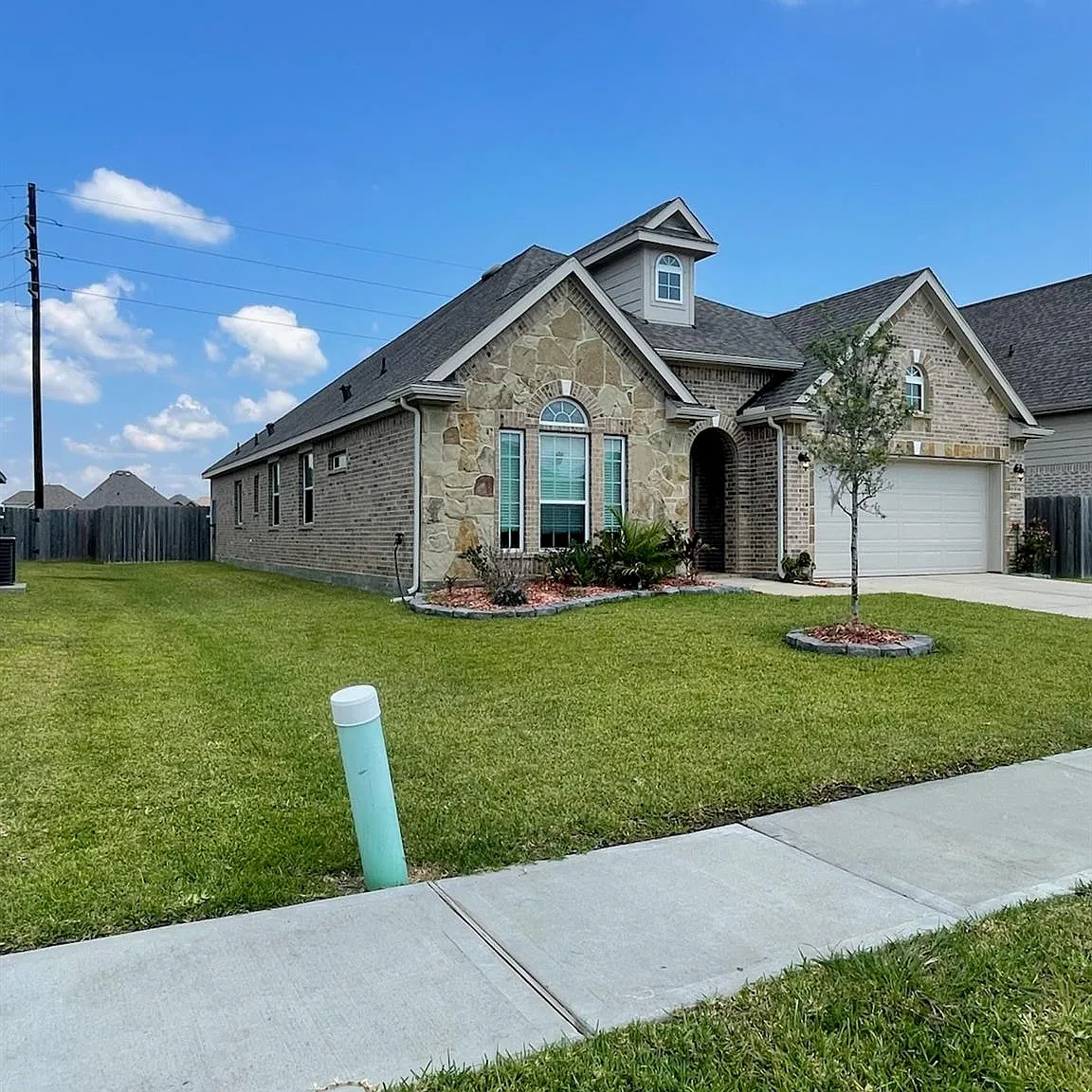4 bed, 2.0 bath, 2044 sqft, $2,600 — Photo 3