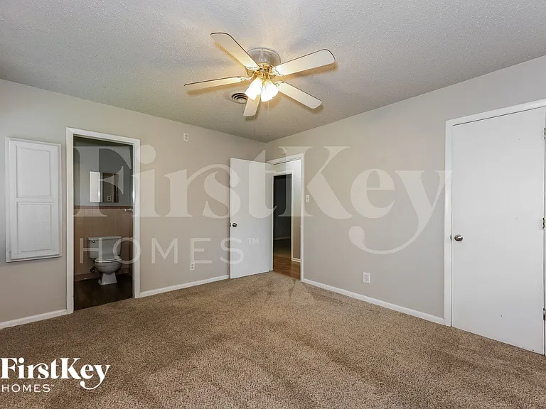 613 E University Ave — Photo 8