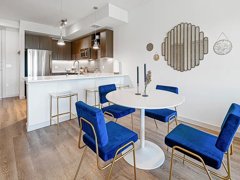 AMLI Spring District — Photo 9