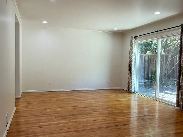 1067 Belvedere Ln — Photo 3