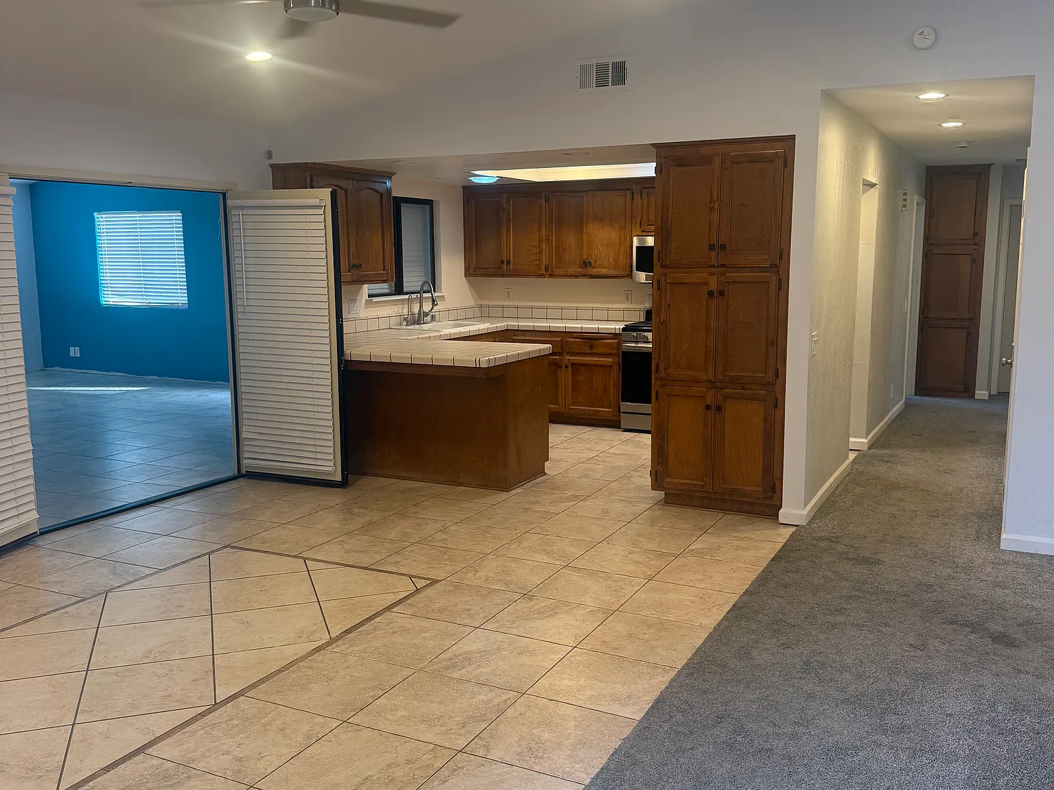 4 bed, 2379 sqft, $4,100 — Photo 3