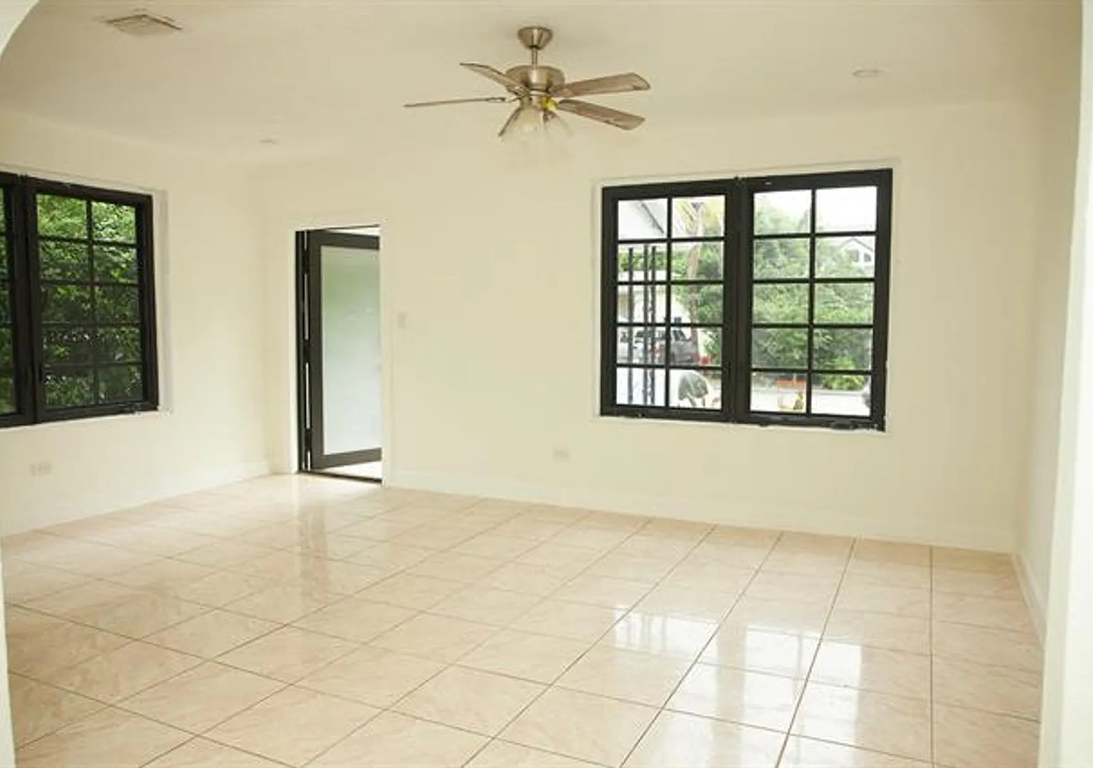25 NE 43rd St th 25, Miami, FL 33137 — Photo 4
