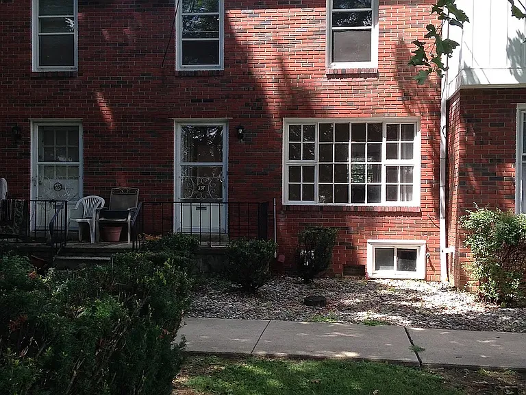 335 E Walnut St — Photo 16