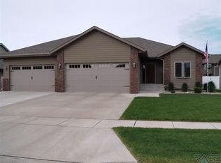 208 S Golden Willow Ave, Sioux Falls, SD 57110
