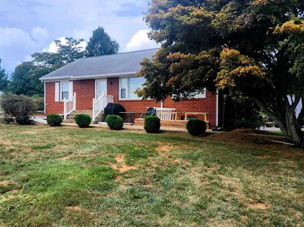 82 Parkview Dr, Waynesboro, VA 22980