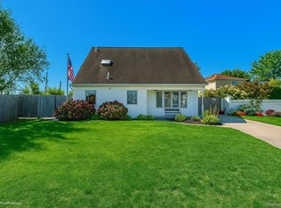 31 Parente Ln N, Island Park, NY 11558